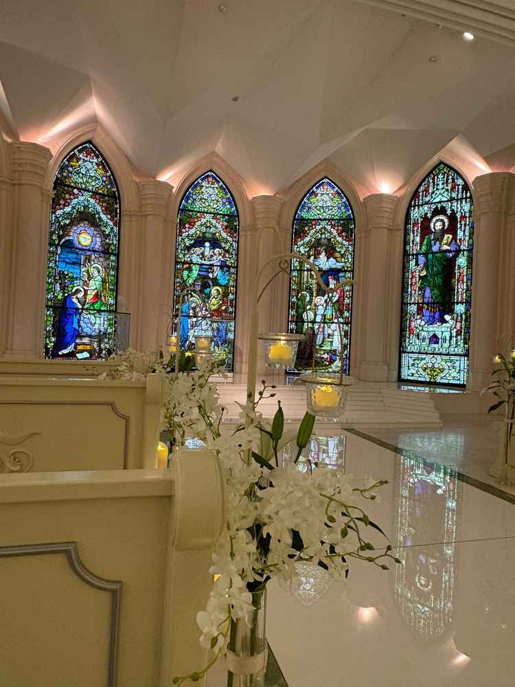 どこから写真を撮ってもステンドグラスが綺麗に写り、新郎新婦が美しく写るため写真映えするなと感じました