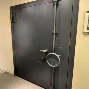 元銀行の迎賓館の実際の金庫の扉をそのまま残している待合室。中はバーカウンターやリッチなソファあり。