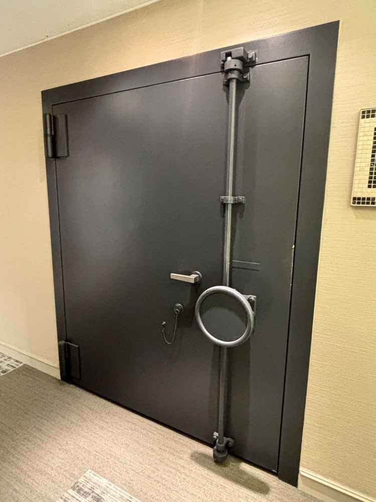 元銀行の迎賓館の実際の金庫の扉をそのまま残している待合室。中はバーカウンターやリッチなソファあり。