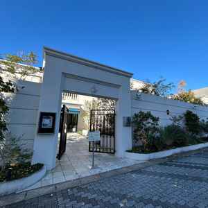 式場外観。白基調でレストランのときもあるみたいです。