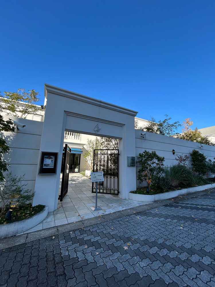 式場外観。白基調でレストランのときもあるみたいです。