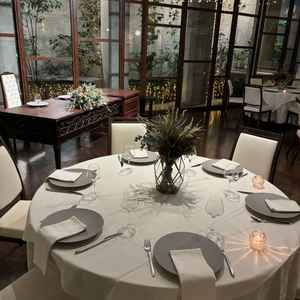 地下1階の披露宴会場。地下なのに明るく、華やかな飾りつけが特徴的でした。