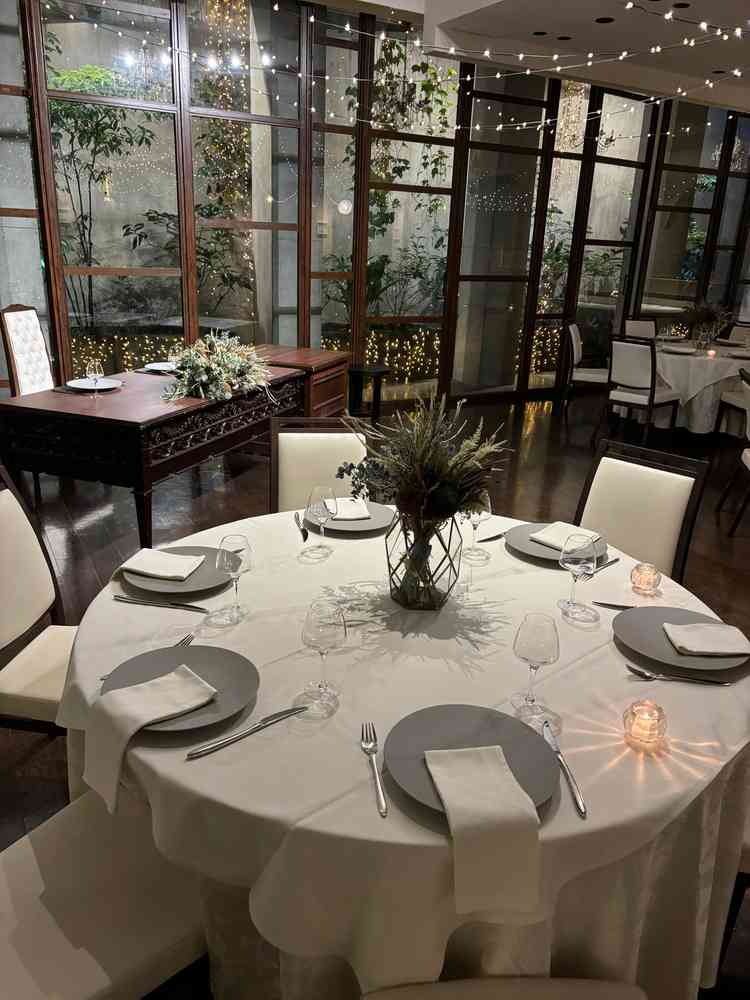 地下1階の披露宴会場。地下なのに明るく、華やかな飾りつけが特徴的でした。