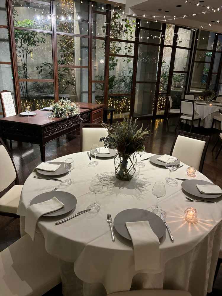 地下1階の披露宴会場。地下なのに明るく、華やかな飾りつけが特徴的でした。