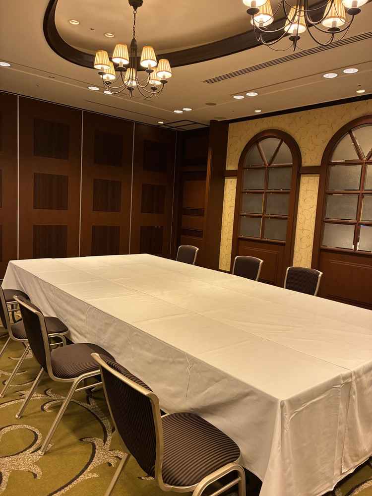 家族で会食を行う際に使用できそうな会場でした。