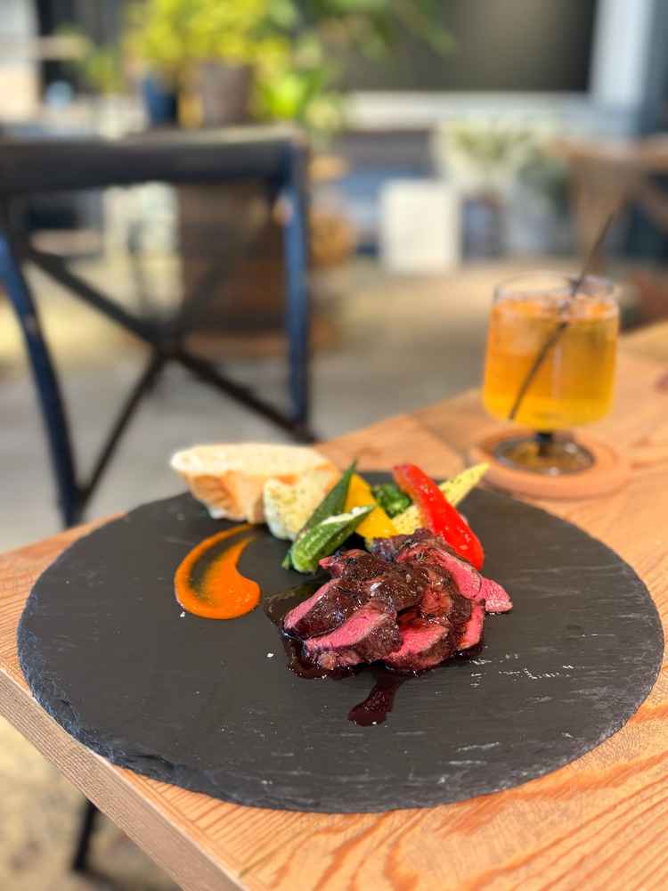試食。お肉はボリュームあって最高。パンは外パリ中ぎっしりふわふわでとてもおいしかった。