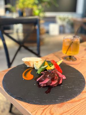 試食。お肉はボリュームあって最高。パンは外パリ中ぎっしりふわふわでとてもおいしかった。