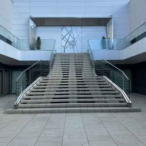 フラワーシャワーができる階段です。外になっているので、写真が映えると思いました。