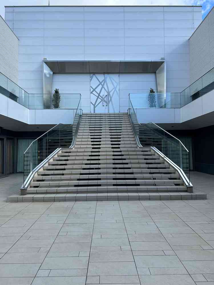 フラワーシャワーができる階段です。外になっているので、写真が映えると思いました。