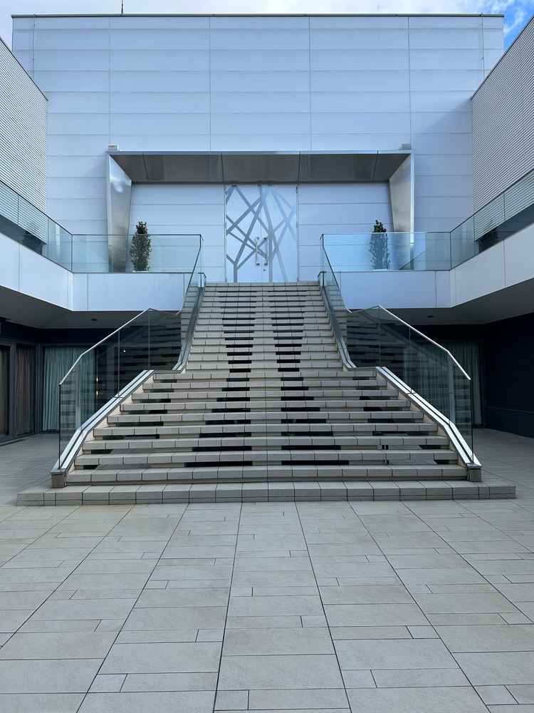 フラワーシャワーができる階段です。外になっているので、写真が映えると思いました。