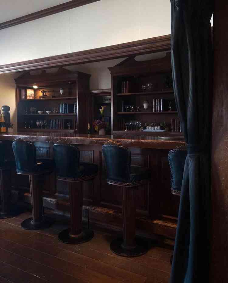 待合のバーカウンター