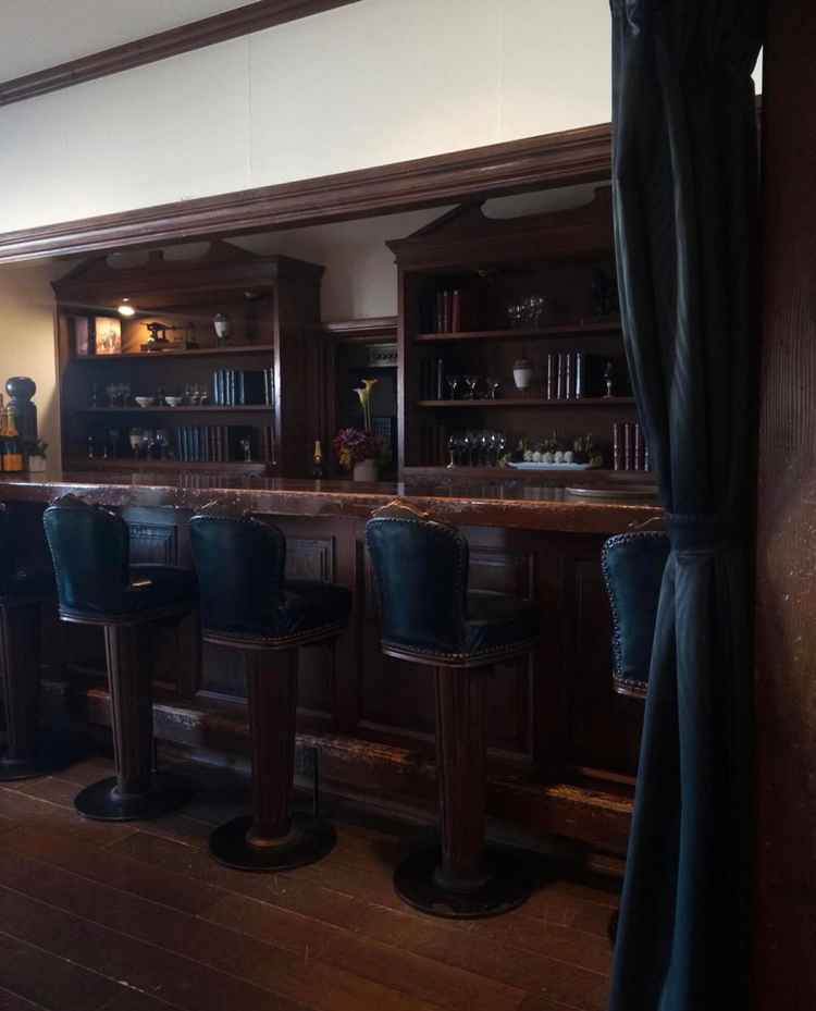 待合のバーカウンター