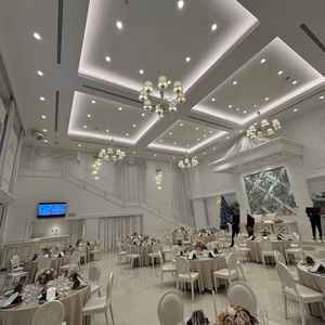 真っ白な披露宴会場。天井が高く、雨でも明るい雰囲気の会場でした。