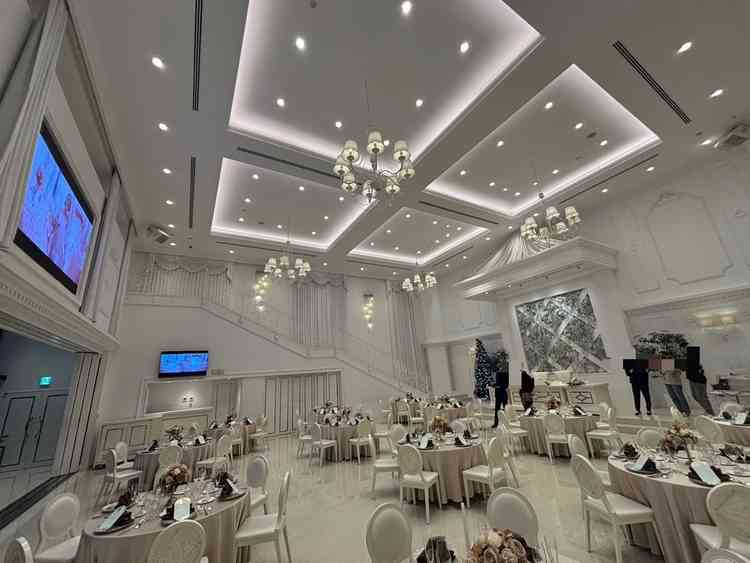 真っ白な披露宴会場。天井が高く、雨でも明るい雰囲気の会場でした。