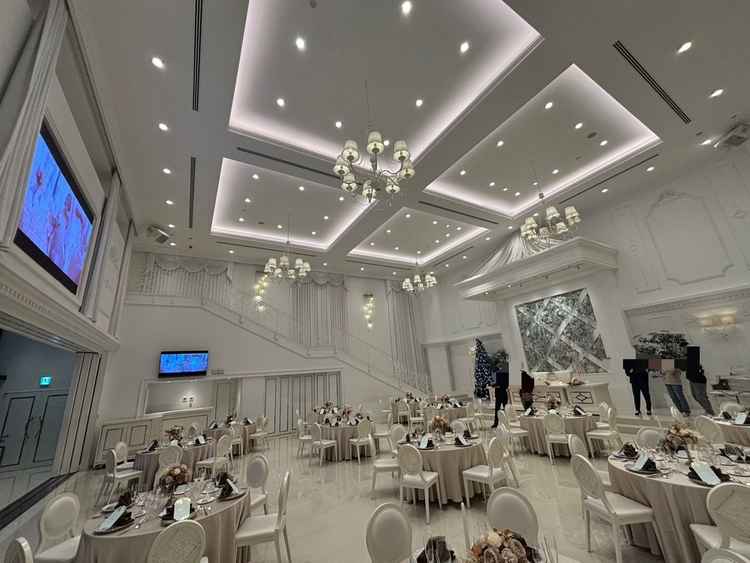 真っ白な披露宴会場。天井が高く、雨でも明るい雰囲気の会場でした。