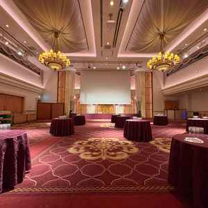 INTERCONTINENTAL BALLROOMは天井が高く高級感がありました。