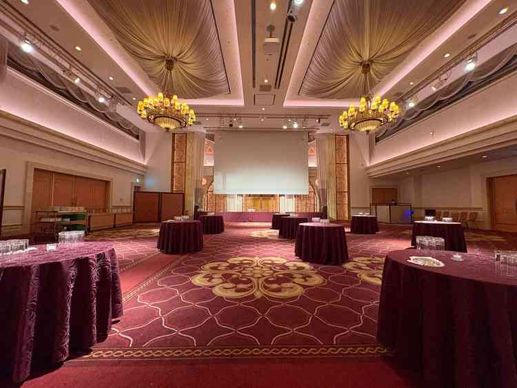 INTERCONTINENTAL BALLROOMは天井が高く高級感がありました。