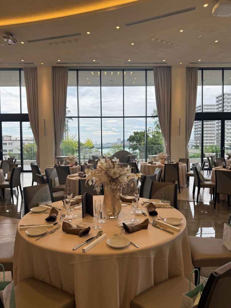 2階の披露宴会場はリバービューで明るく、綺麗めな披露宴に合う雰囲気