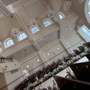 挙式会場。海が見えつつマザーオパールの壁が素敵。