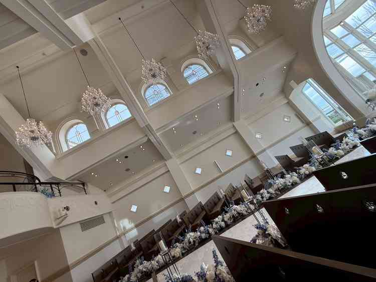 挙式会場。海が見えつつマザーオパールの壁が素敵。