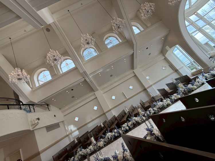 挙式会場。海が見えつつマザーオパールの壁が素敵。