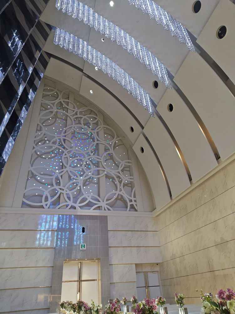 この日は雨が降っていましたが、それでも自然光が入ってきていて、とても綺麗な教会でした。