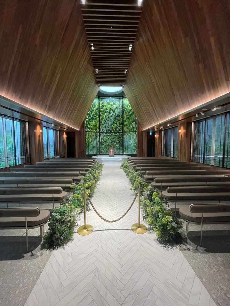 天井がとても高く開放感があった。またバージンロードを歩くときの演出が非常に良かった