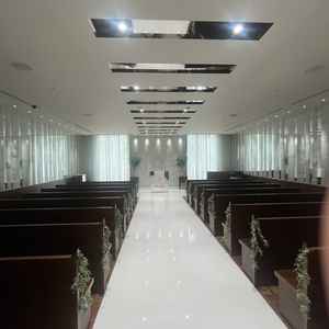 チャペルはクリスタルを埋め込まれた壁が特徴的。