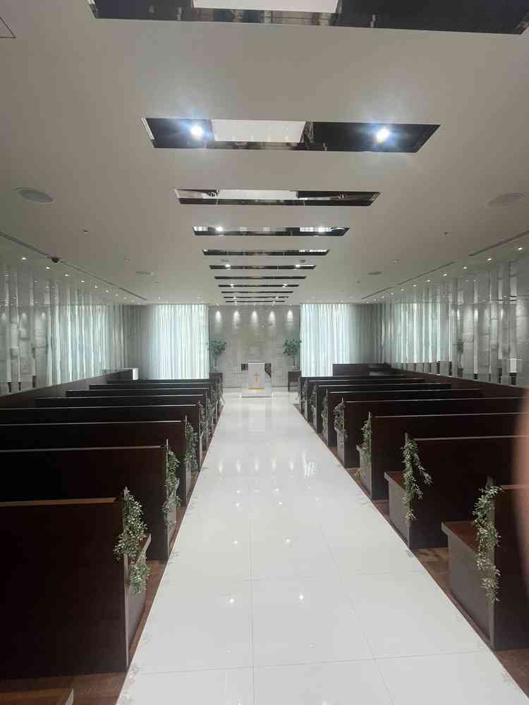 チャペルはクリスタルを埋め込まれた壁が特徴的。