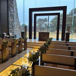 チャペル2 窓が大きく、壁面が石でできており、自然を感じた。シックな印象。