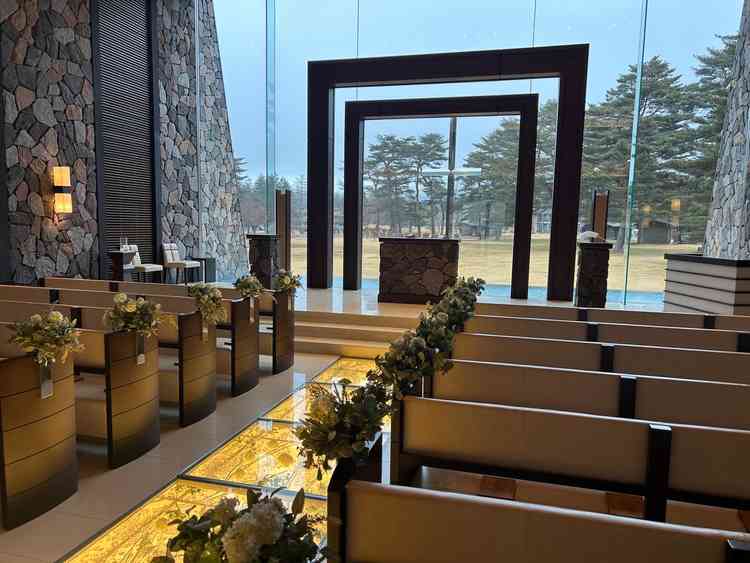 チャペル2 窓が大きく、壁面が石でできており、自然を感じた。シックな印象。