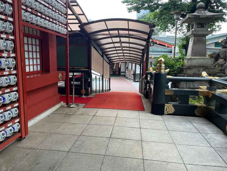 雨の日は本殿横の屋根付きルートから参進できるそうです。