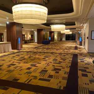 ここも写真スポットらしく、ドレスが映える素敵な照明と奥行のある空間です