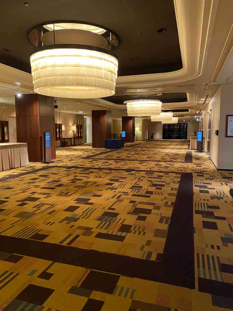 ここも写真スポットらしく、ドレスが映える素敵な照明と奥行のある空間です