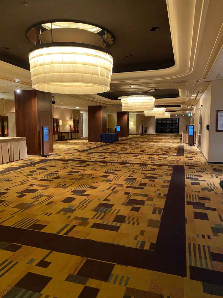 ここも写真スポットらしく、ドレスが映える素敵な照明と奥行のある空間です