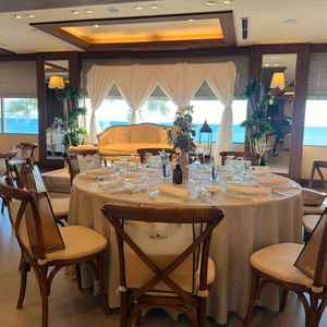 高砂の後ろに海が広がり写真映えする