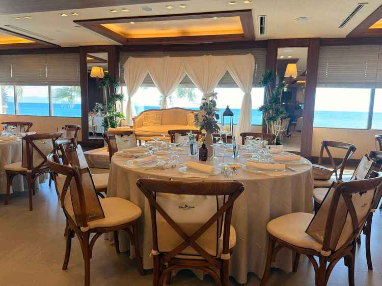 高砂の後ろに海が広がり写真映えする