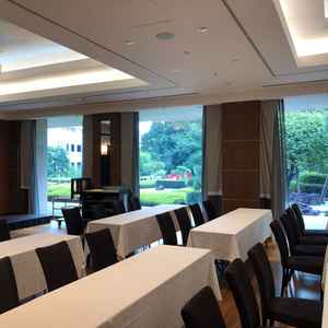 宴会場 PALAZZO　オープンキッチンがあり、会場から見える庭園や赤い橋が素敵でした。