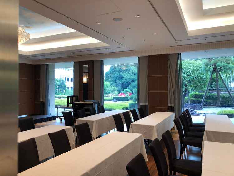 宴会場 PALAZZO　オープンキッチンがあり、会場から見える庭園や赤い橋が素敵でした。