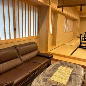 12名以下で使用できる食事会場。個室になっており、お手洗いもありました。