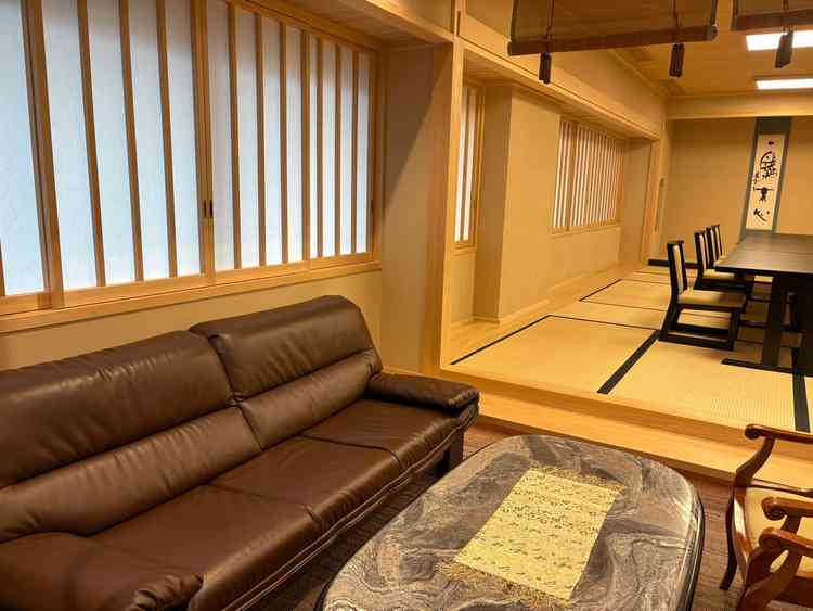 12名以下で使用できる食事会場。個室になっており、お手洗いもありました。