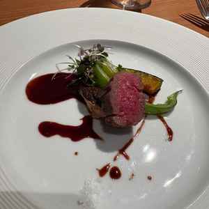 試食のお肉料理。お肉がソースにも塩にも合い、とても柔らかく美味しくいただいた。