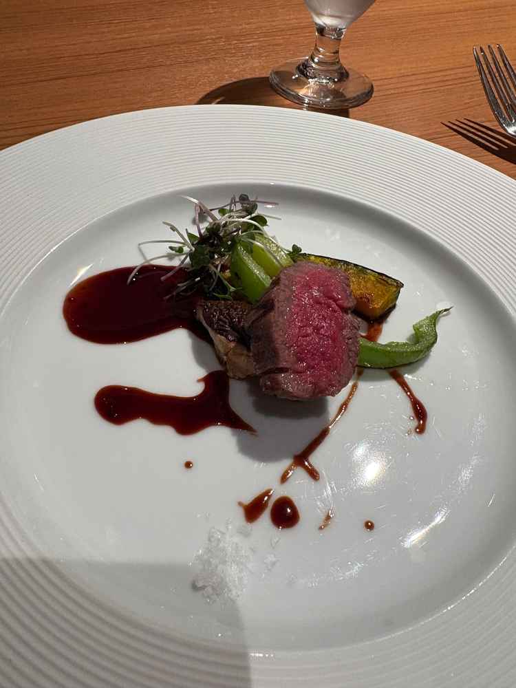 試食のお肉料理。お肉がソースにも塩にも合い、とても柔らかく美味しくいただいた。