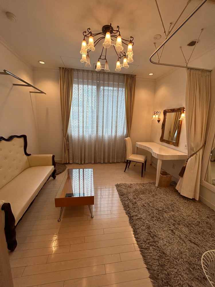 新郎新婦の控え室。大きい鏡があり、新郎新婦で部屋が分けられていて良かったです。