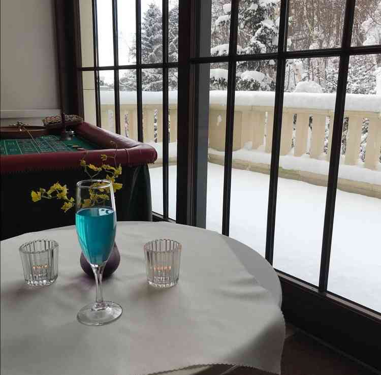 ウェルカムドリンクをいただきました。窓が大きく、夏場だと緑が綺麗に映えそうだなと思いました。