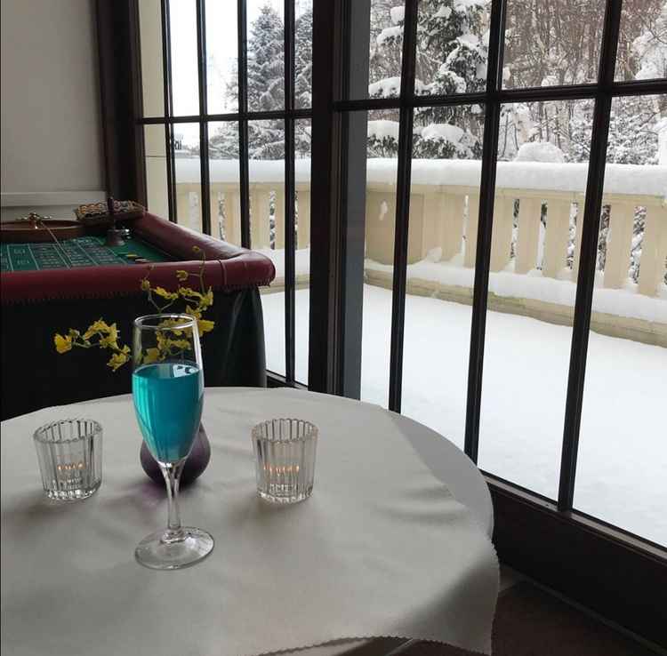 ウェルカムドリンクをいただきました。窓が大きく、夏場だと緑が綺麗に映えそうだなと思いました。