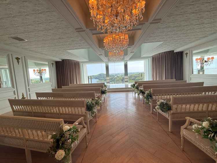 浜名湖を一望できる、挙式会場はとても、おしゃれで素敵。正確には海では無いがオーシャンビューといえる。