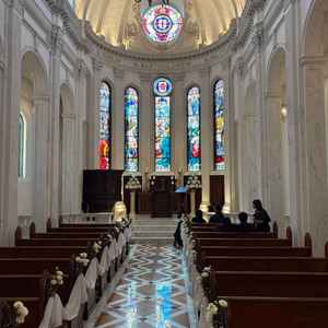 チャペルは光の雰囲気がとても美しく、入った瞬間に心が澄むような感覚がありました。