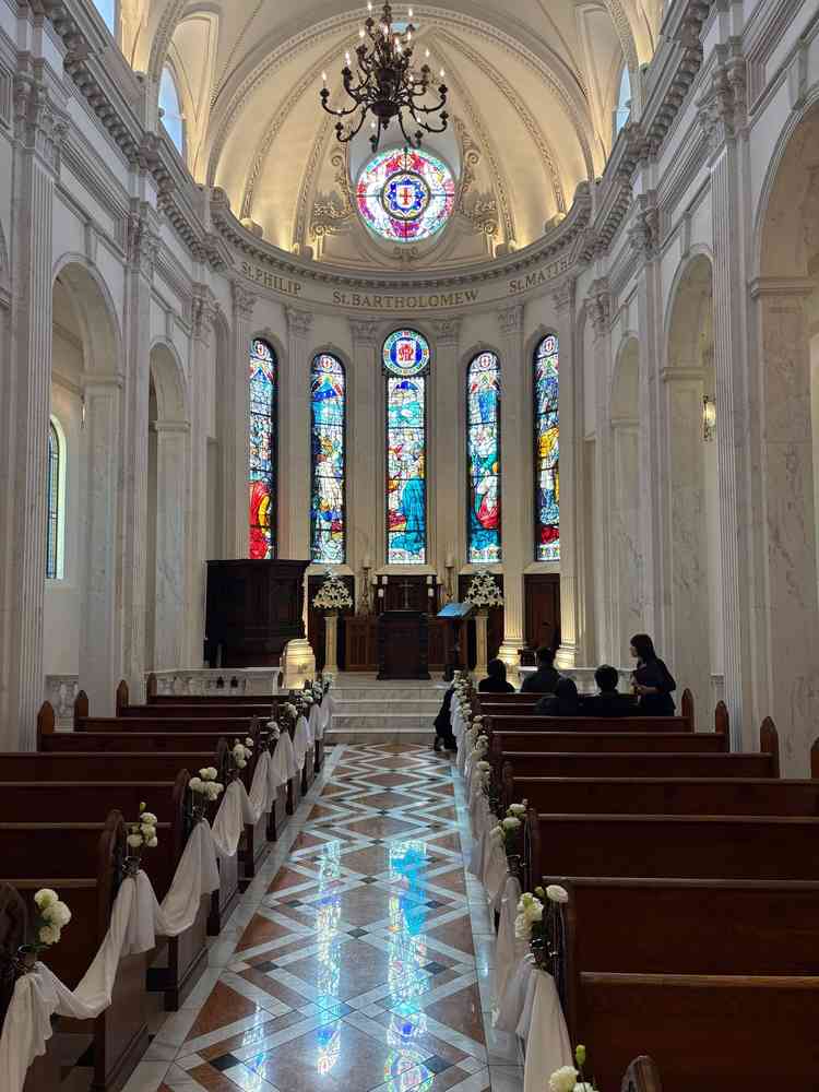 チャペルは光の雰囲気がとても美しく、入った瞬間に心が澄むような感覚がありました。