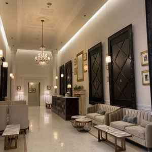 受付などがあるロビーは天井が高く、とても開放的であった。